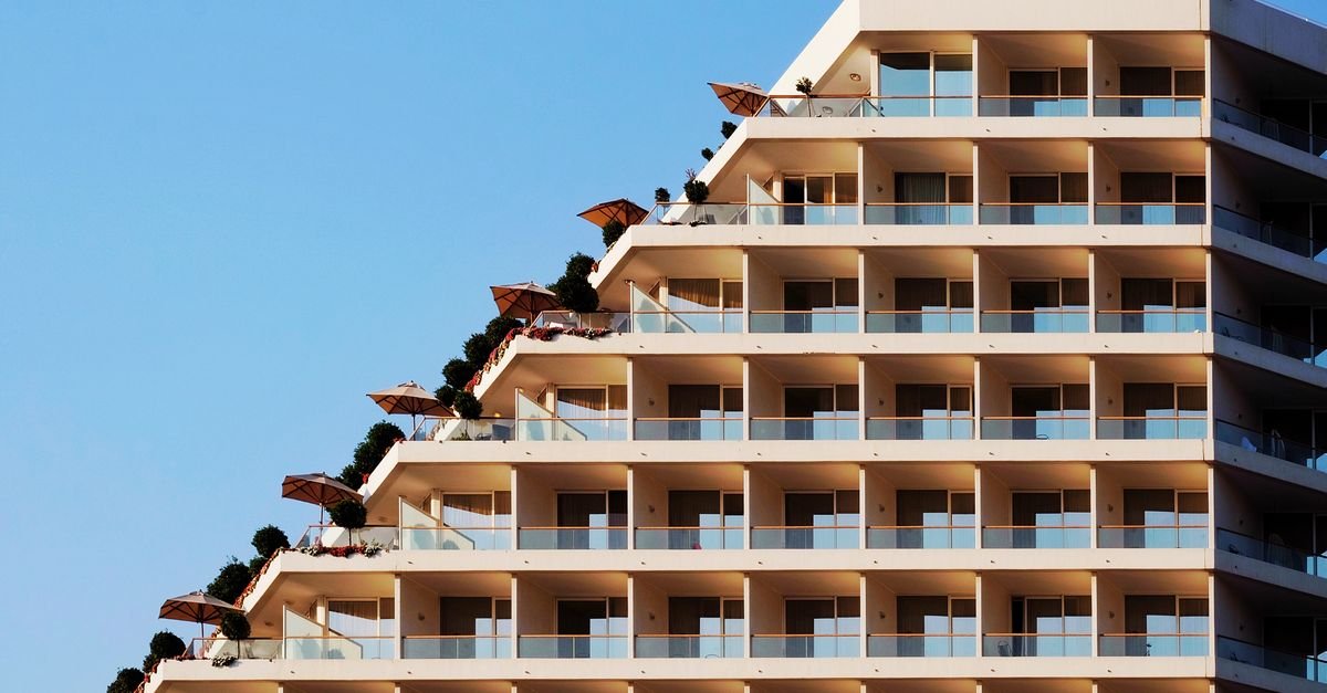 Modern hotel building exterior, illustrating the IAS 40 owner-managed hotel classification example